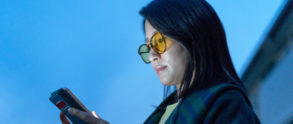 夜間用ナイトグラスはブルーライトもカット